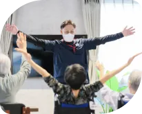 スタッフと利用者様の様子 | 株式会社やすら木