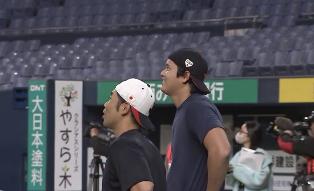 大谷選手と「株式会社やすら木」の看板ツーショット